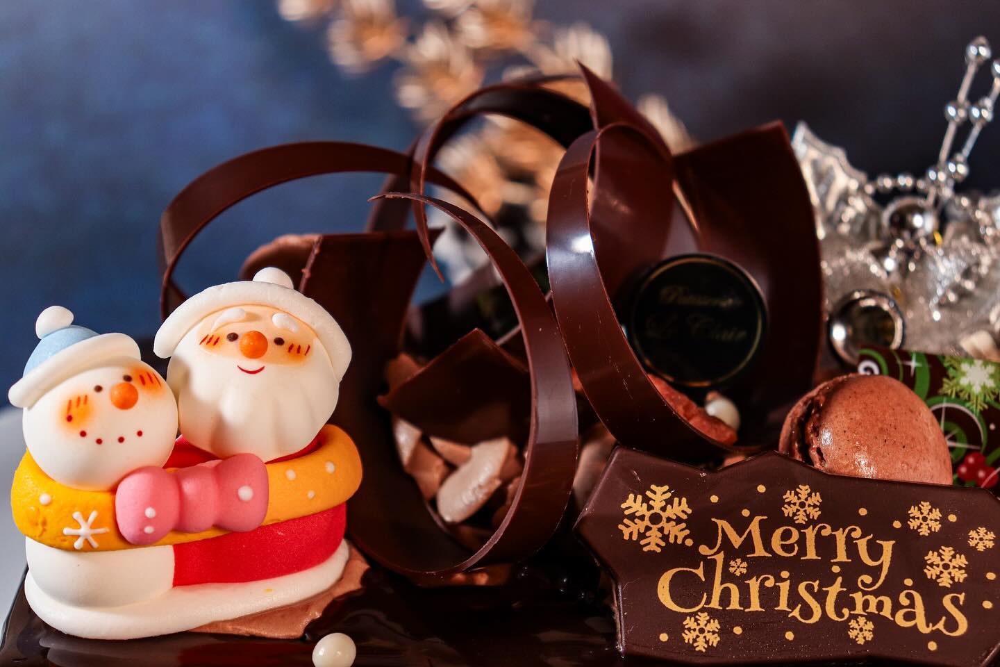 クリスマスケーキ　NO.5

X'masショコラ・リュクス

5号サイズ相当(16.5×12cm) 
¥4,000(税込¥4,320) 
限定 250台

ミルクチョコレートムースと 
スイートチョコレートムース
のマリアージュ。 
バニラ香るブリュレと共に 
お楽しみください。
